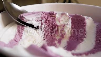 用勺子特写五彩冰淇淋勺